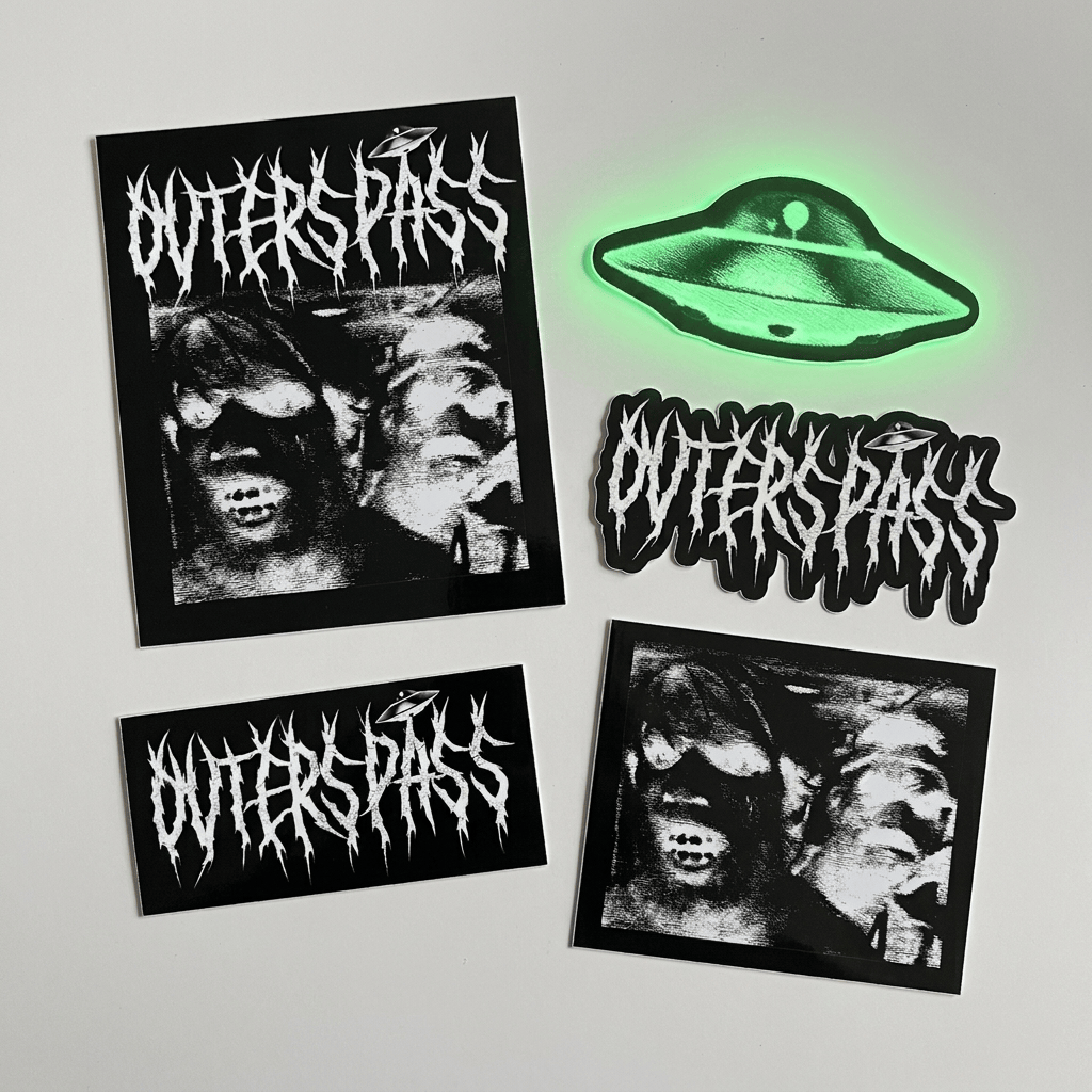 Outerspass stickerpack: 5 stickers met logo, artwork en glow-in-the-dark ufo