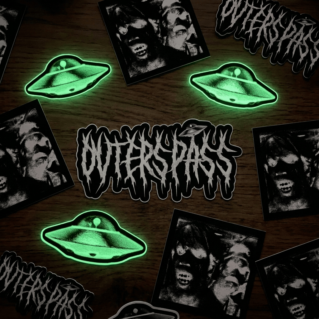 Outerspass stickers met oplichtende glow-in-the-dark ufo's op houten tafel