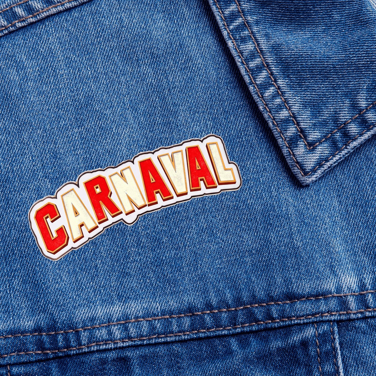 Carnaval-pin op de kraag van een spijkerjas